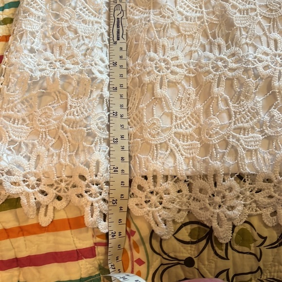 Ladies lined crisp white lace top. - Picture 10 of 10